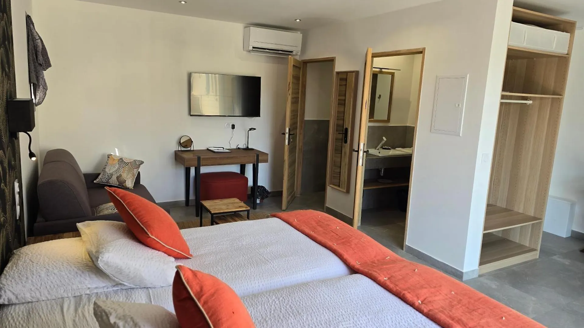 Hotel Les Loges Du Luberon à Coustellet 3*,